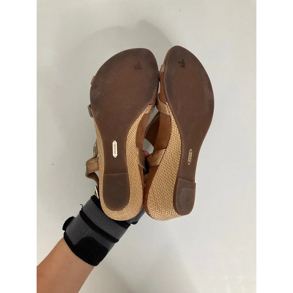 Vionic Catarina Bronze Metallic Studded Wedge Sandals Orthaheel Womens 7 TVW4079